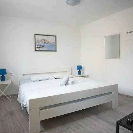 Fly Apartment Split